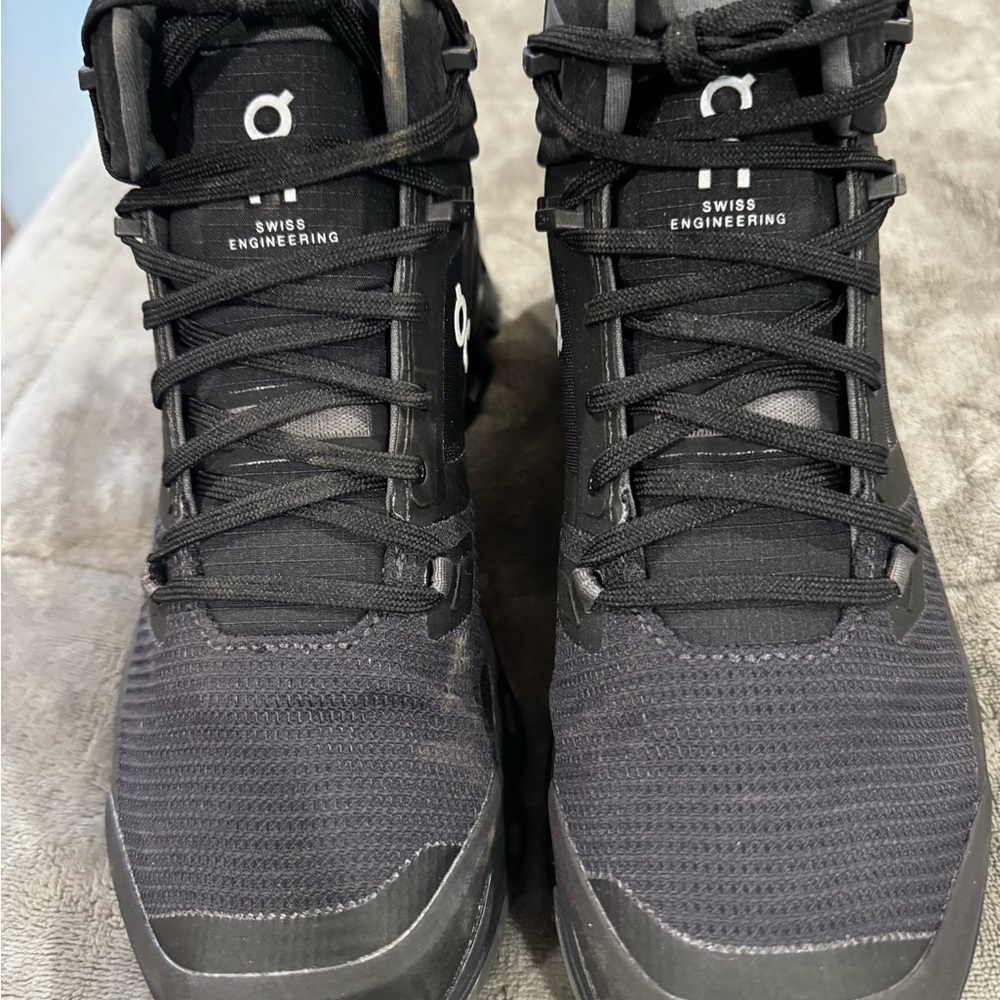 On cloud rock women’s Black boots